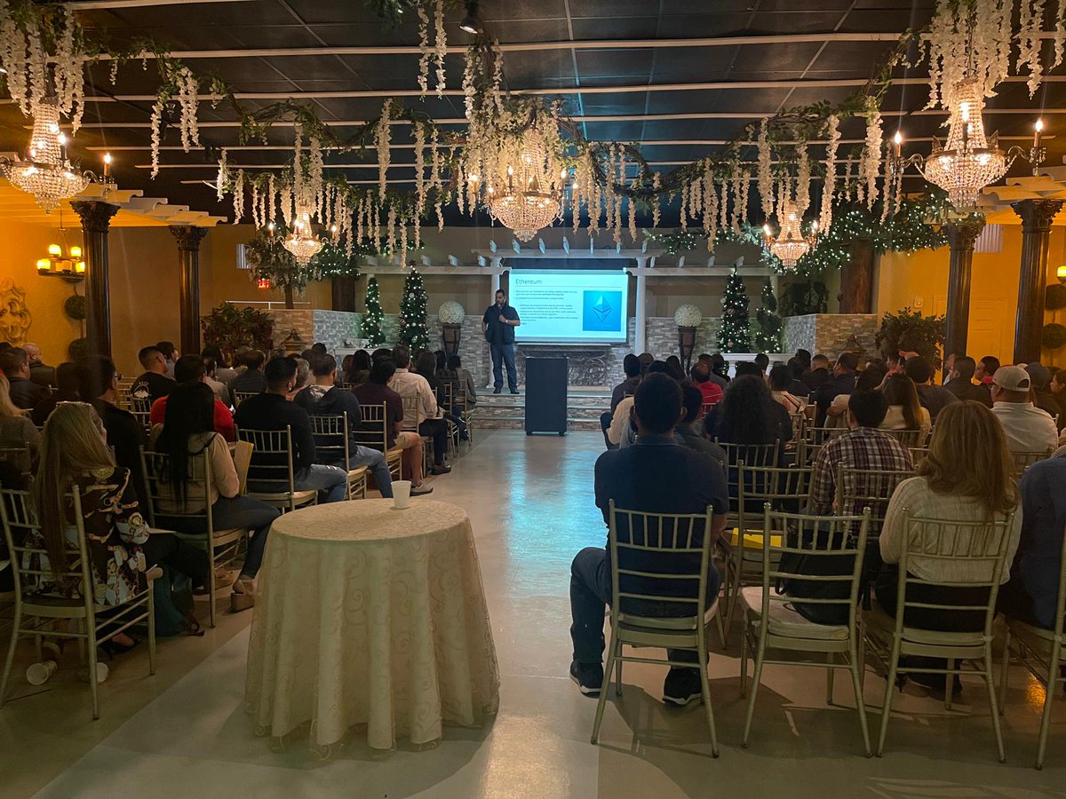 RogerTriminio's tweet photo. Muchas Gracias Tampa Bay. Seminario Crypto fue un Exito. Proximo sera en NY ,Invitacion Especial para @MARCIANOPHONE Gira USA Junto a @RogerTriminio y @AvenidaCrypto que Dicen Ustedes Amigos Marcianos?.#BTC https://t.co/NZ9wi508BX