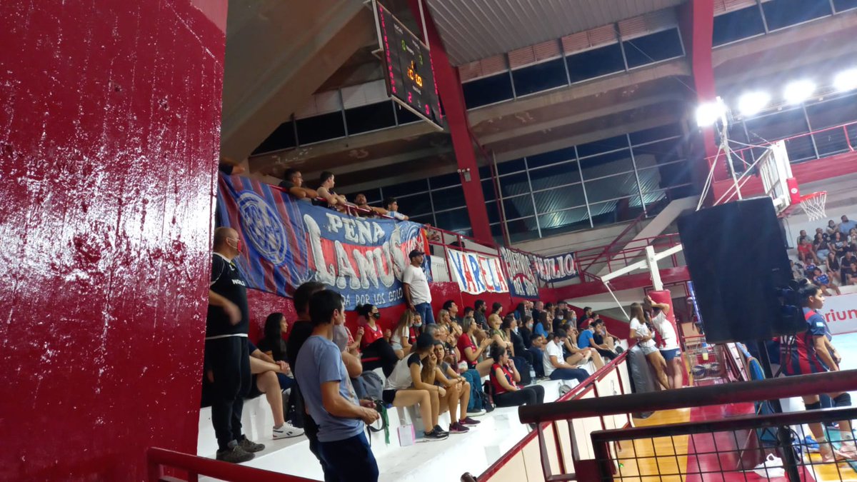 PeniaCASLAlanus's tweet photo. Siempre junto a las #Matadoras @CASLAVoley 💙❤ https://t.co/xaHpylibHh