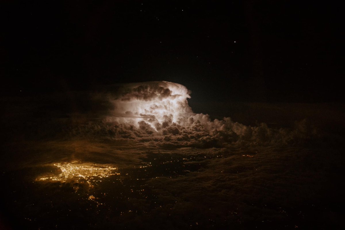 LiveStormChaser's tweet image. A flight from Chicago to Huntsville at 35,000 feet captured these photos of the storm that produced the Large Violent Deadly Tornado on Dec 10, 2021. At the time of these photos, the storm was between Mayfield &amp;amp; Madisonville, Kentucky!

Permission: Kayla Coleman Photography #KYwx