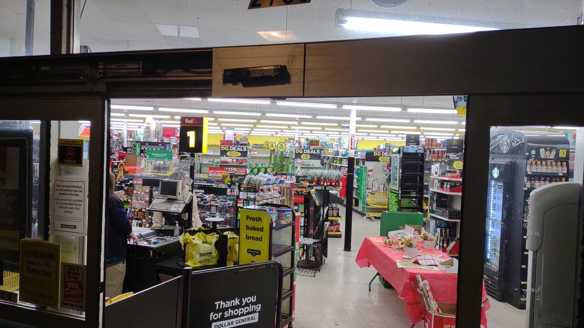 BYellson's tweet photo. @DollarGeneral Store Number 04232 why is door broke yo the employees cold https://t.co/BTBxOp9AxQ