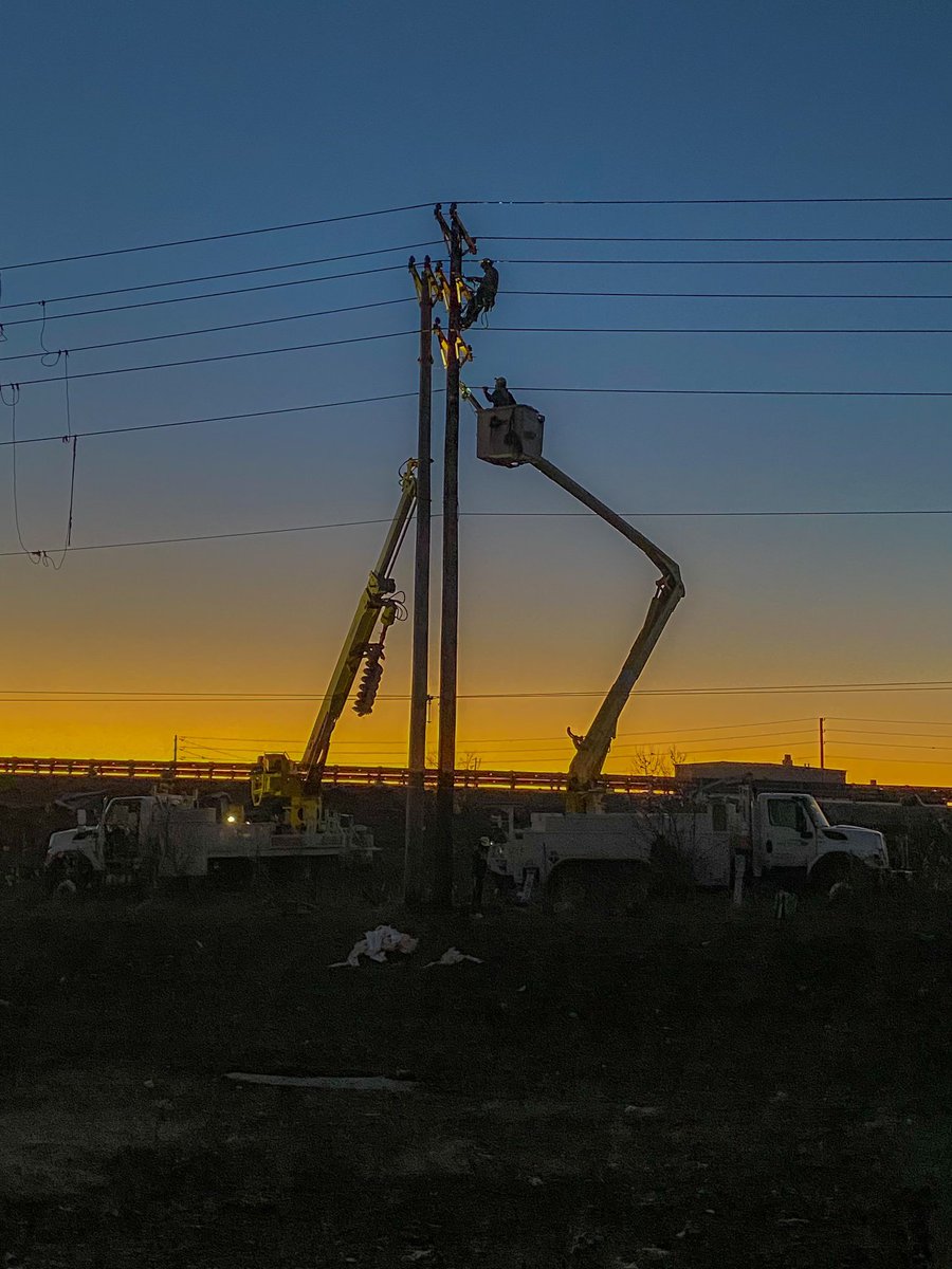 WarrenRECC's tweet photo. UPDATE TIME! And it’s an exciting one - we are now under 1,000 members without power! As we mentioned, we are working in the most severely damaged areas now and progress will be in smaller increments. We will continue to post as we have updates.   #coopstrong https://t.co/tauwbyraIM