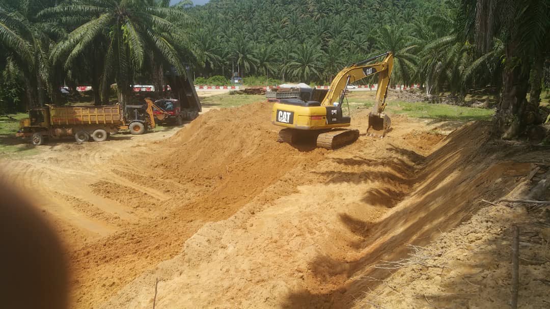 JkrKualaKrai's tweet photo. Projek Mmbina Jmbatan Antara Kg Psir Era ke Kg Psir Kelang, K.Krai, Klantan

13/12/21
-Krja stripping topsoil di CH115-CH150
-Krja pnambakan tanah di CH290 (LHS)
Pgguna jln raya dminta brhati² ktika mlalui kwsn tapak pmbinaan.

@JKRMalaysia @JKRKelantan @IrMohdSuhaili @ir_Hafifi https://t.co/s4U8iqpGY5