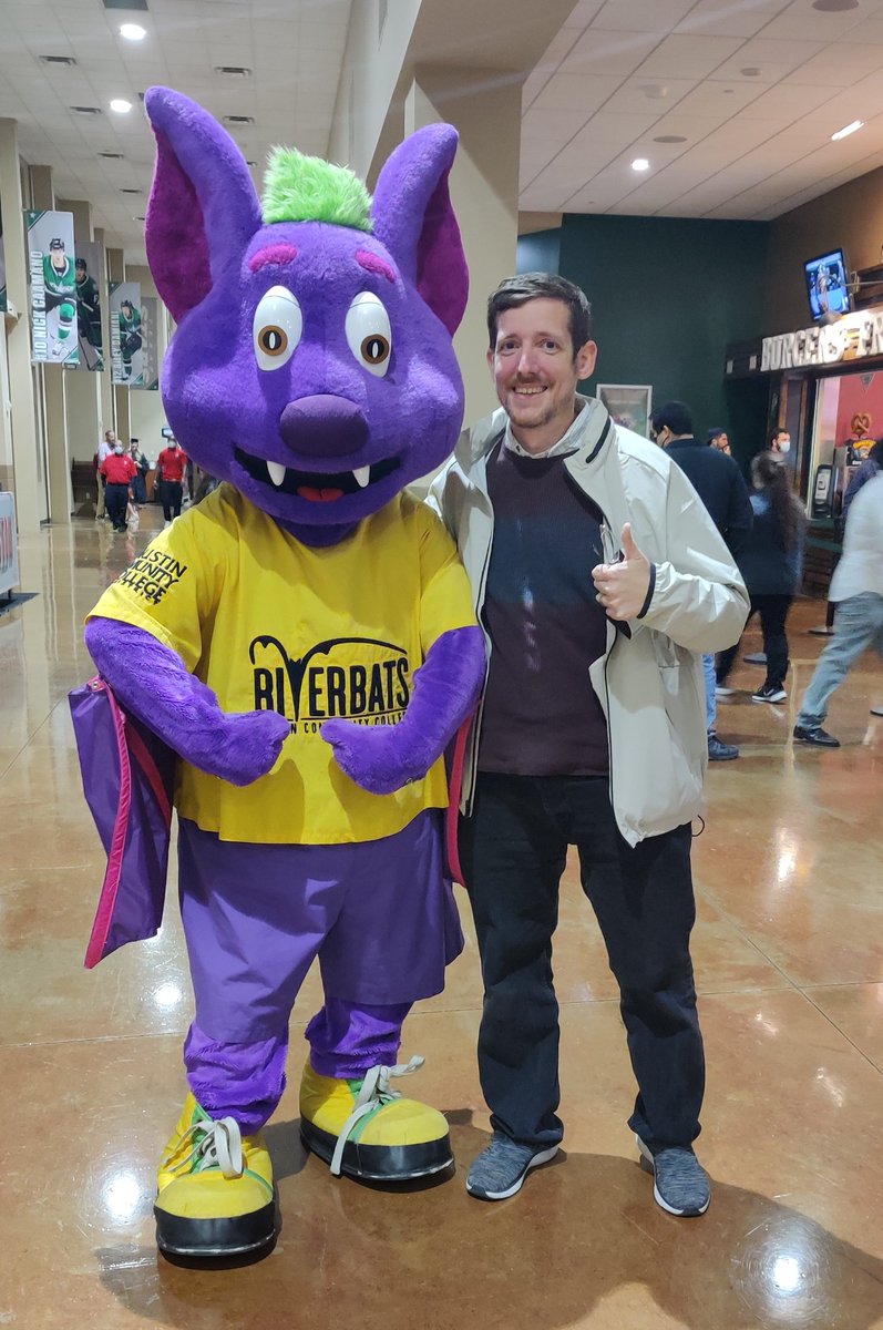 alvaro_montoro's tweet photo. Getting a picture with my graduating friend is important. But I have my priorities clear and know who really matters tonight for the pictures 😋
#ACCGrads #ACC4Everyone #ACCDistrict #ACCRiverbats 🦇🎓 https://t.co/rd8vLV7eiC
