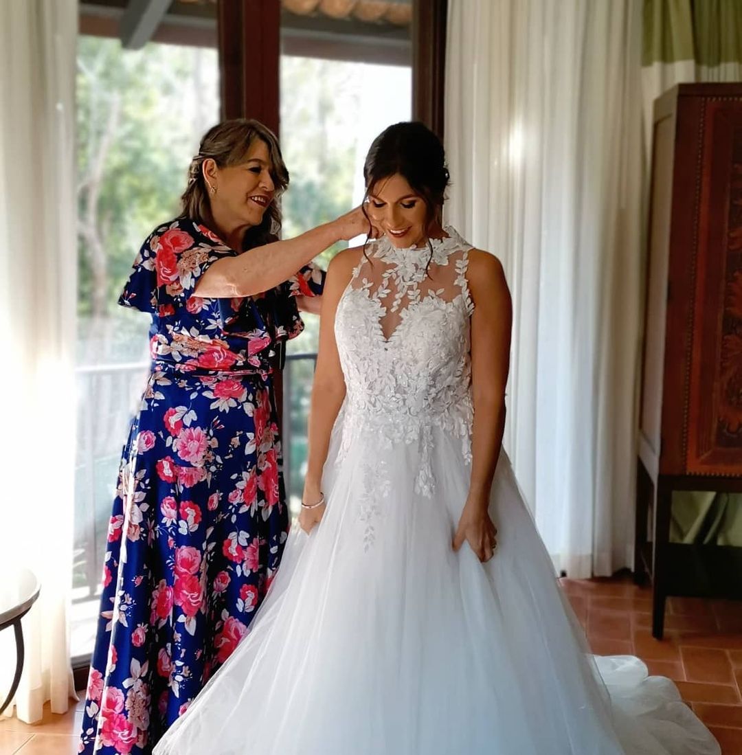 Bridal perfection. Bring life to your dream wedding: bit.ly/2AAwTwE

Photos via @makeupbyanalau