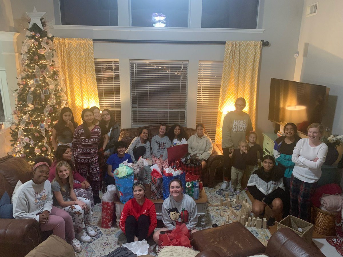FosterSoccer's tweet photo. JV Christmas Party was a blast! Thanks for hosting @hhaleyhufff1 🎅🏼🤶🏼 https://t.co/a2MLxLMxe9