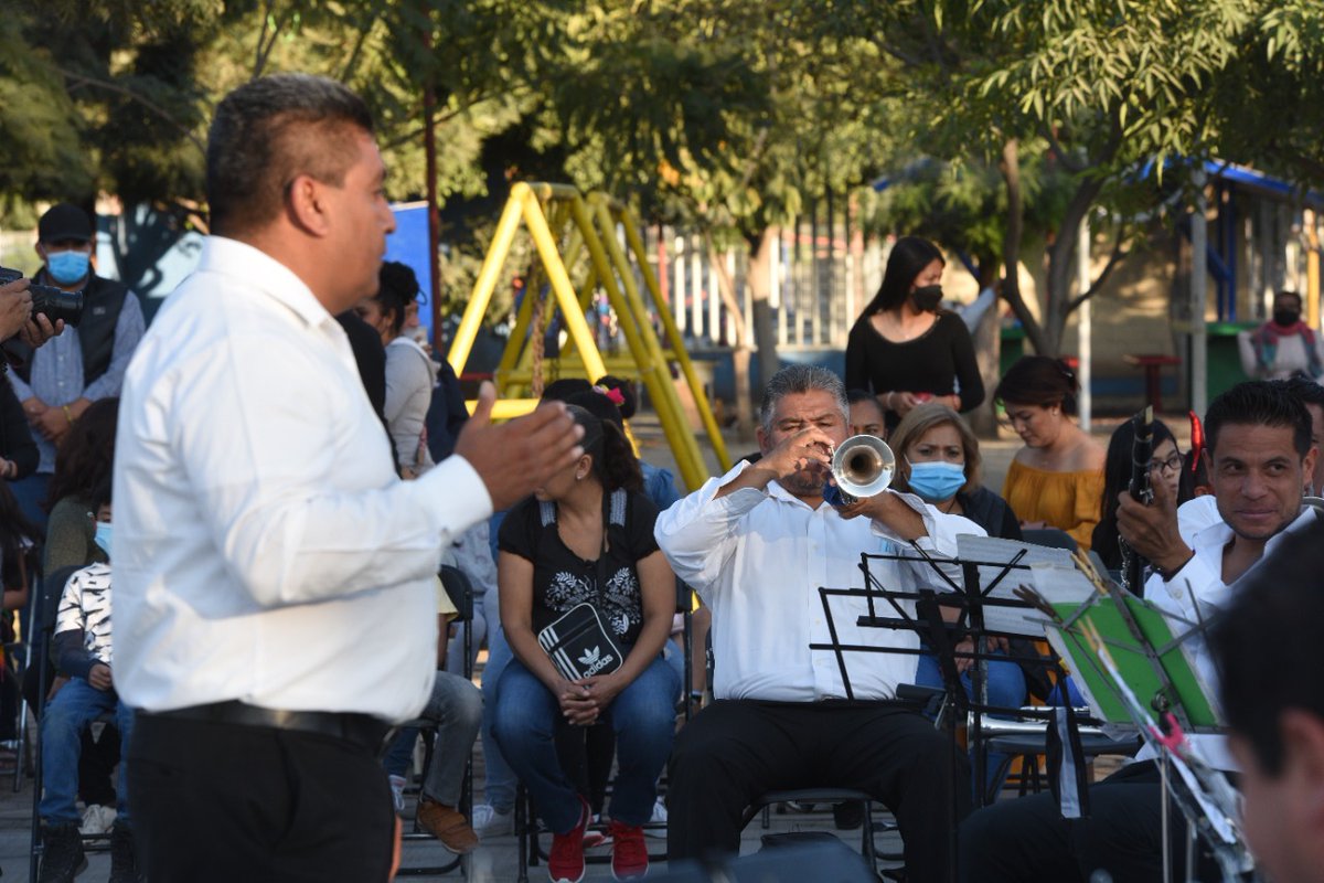 DSIrapuato's tweet photo. Esta tarde #ConLaBanda Municipal se puso muy navideña🎄🎅, con el concierto de melodías típicas de esta temporada llegamos al CEDECOM Purísima del Jardín, dónde vivimos un divertido momento con sus vecinos.
#ConPasoFirme https://t.co/B5Yiu2aBk8