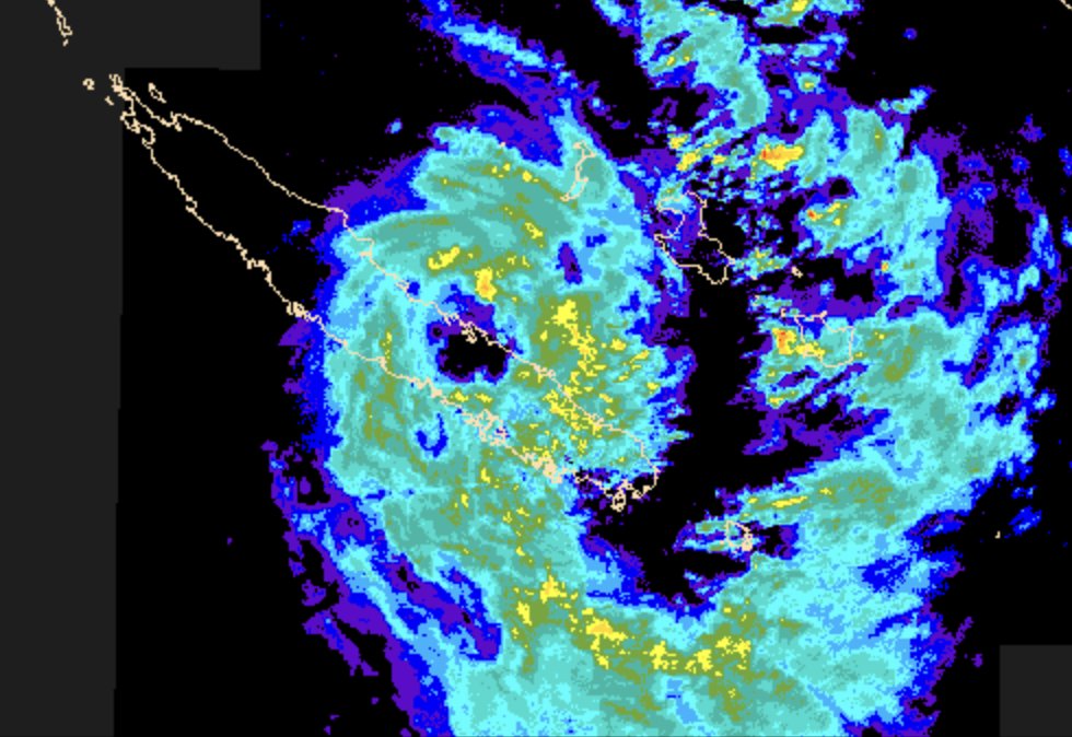 WeatherWatchNZ's tweet image. #CycloneRuby continues to churn across #NouvelleCaledonie this afternoon. #Ruby's centre tracking directly over the northern coastline right now as a strong Cat 2.

Radar imagery courtesy of Météo France: meteo.nc/nouvelle-caled…

Left image: 1 hour ago. Right image: Most recent.
