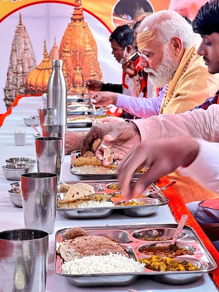 Sahil37201946's tweet photo. #NarendraModi paid tribute to the traditions of the newly opened #KashiVishwanathDhamCorridor , praising the holy city of Kashgar as the "immortal" intersection of ancient and new things, symbolizing "the unique resilience of the world.#KashiGloryRestored #KashiVishwanath #Kashi https://t.co/O2tJRuO7k8