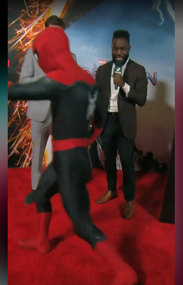 MarvelPodcast_'s tweet photo. Llegó un perfomer con el traje de #SMFFH y se pone a hacer piruetas. Solo de verlo me da dolor de cintura
#SpiderManNoWayHome #RedCarpet https://t.co/wyEPubG2md