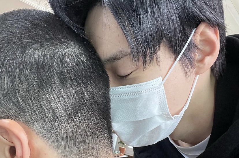 ไม่คิดว่าโดยองจะอัปรูปพี่กงลงไอจีวันนี้อะ มันแบบอีโมมาก โคตรรักความสัมพันธ์พี่น้องคิมเลย พี่ชายคนโตเข้ากรมแล้วㅜㅜ