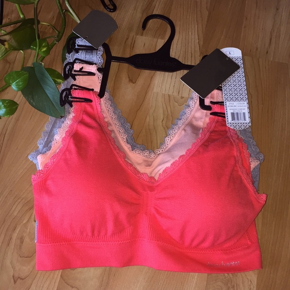 MichaelMullhol2's tweet photo. So good I had to share! Check out all the items I'm loving on @Poshmarkapp #poshmark #fashion #style #shopmycloset #pinkrose #adriennevittadini #daisyfuentes: https://t.co/Ra2rERQ7FO https://t.co/m9oKCuW8Tj
