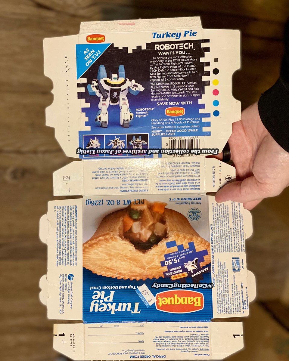 Collectingcandy's tweet photo. I very much appreciate that in 1986 Banquet decided to collab their Turkey Pot Pie with the powers of Robotech. This makes me happy.
#robotech #1980s #80s 80snostalgia #jasoneatsthe80s #vintagepackaging #turkeypie #banquetfoods #veritechfighter #matchboxtoys #robotechtoys https://t.co/UIPIS6hpib