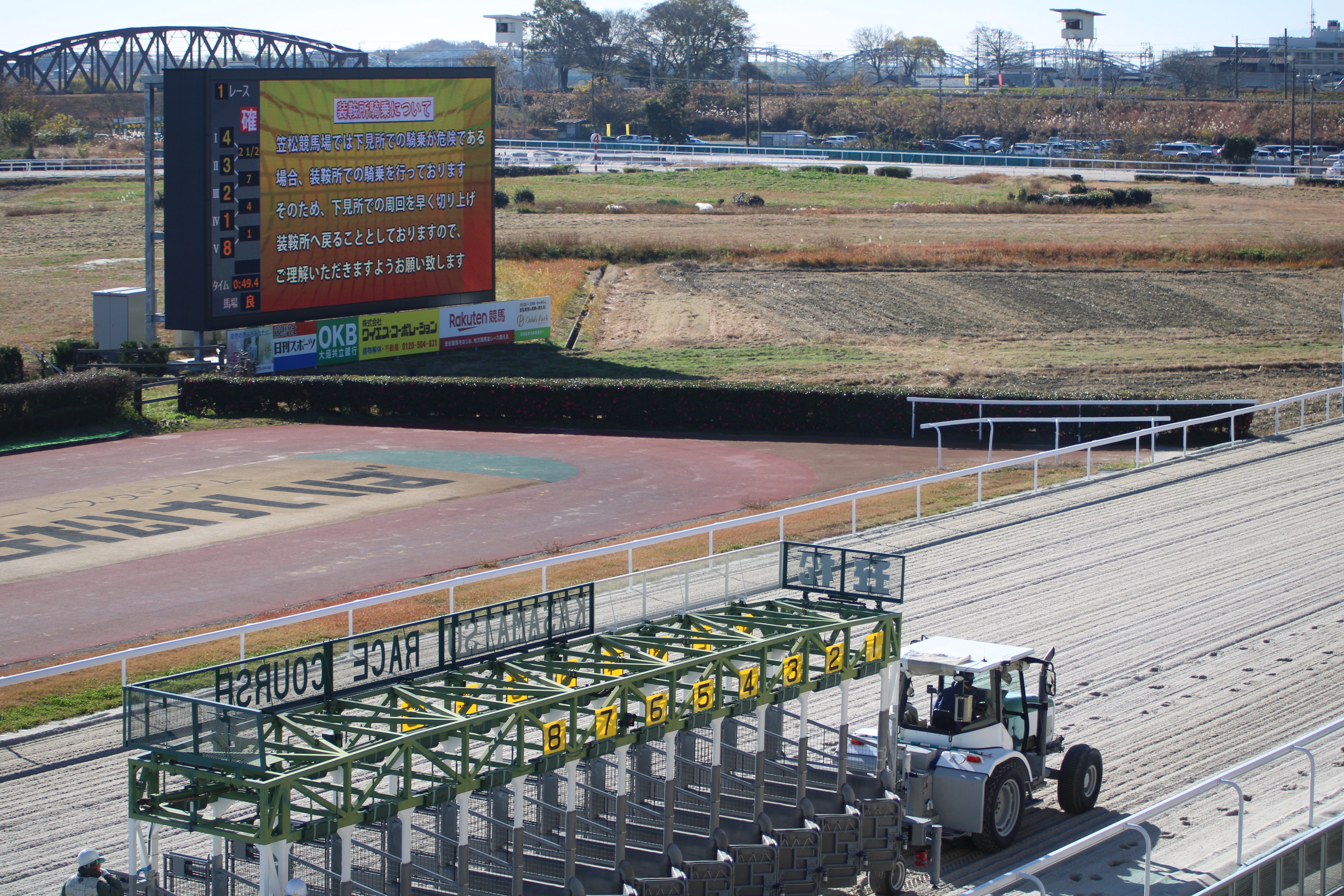 競馬エース竹中 冬晴れの笠松競馬場 ウインターシリーズ がスタートしました ふたつのレースを見る限り 前開催並みに時計はかかりそう ２ｒでは松本騎手が地方競馬通算４００勝をフェスティヴポンで達成 ゴール後は馬をポンポンと叩いて称えていまし