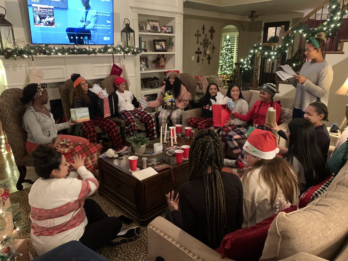 LT_girls_hoops's tweet photo. It was so much fun having the team over for a Christmas party! Never a dull moment with this group! We are excited about our game tomorrow!
#makehistory #randomgifts #giftingcannedcorn
@LebanonTrailHS https://t.co/v60OkSWcyd