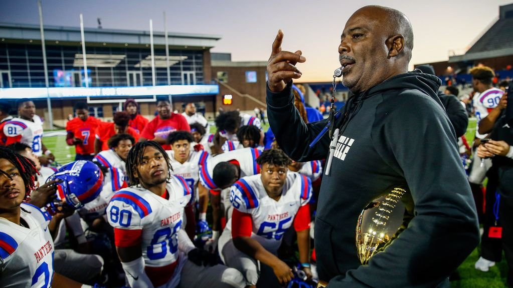 𝙁𝙡𝙖𝙨𝙝𝙗𝙖𝙘𝙠 ⚡️

A Black head coach hasn’t won a state football championship with a Dallas-area program since 1990. 

Duncanville and South Oak Cliff could end that drought this weekend.

Read <a href="/CallieCaplan/">Callie Caplan</a>'s story from the 2019 season: buff.ly/2MdtvgI