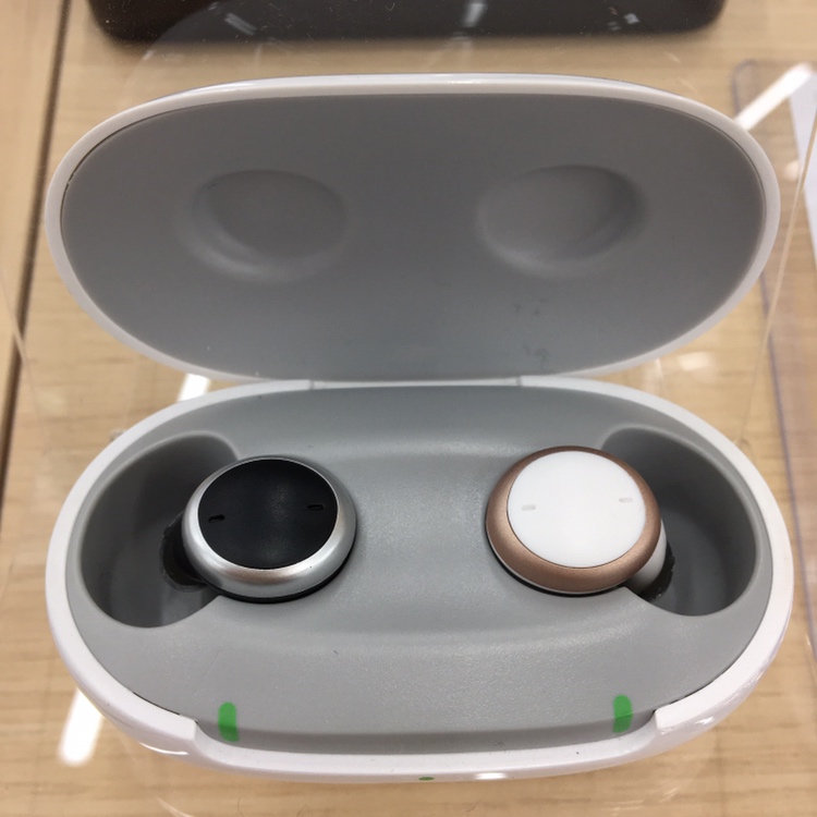 bic_shinyoko's tweet image. (1 ˙꒳˙)8階 補聴器コーナーより🦻
本日12/14、明日12/15の2日間、 シグニア補聴器 @SigniaJapan 試聴会を開催中です！
11時～17時まで、専門担当者が「聞こえ」のご相談、最新機種 #SigniaActive の試聴を承ります。
見た目はワイヤレスイヤホン。でも、最新補聴器。

ご来店お待ちしております！(続