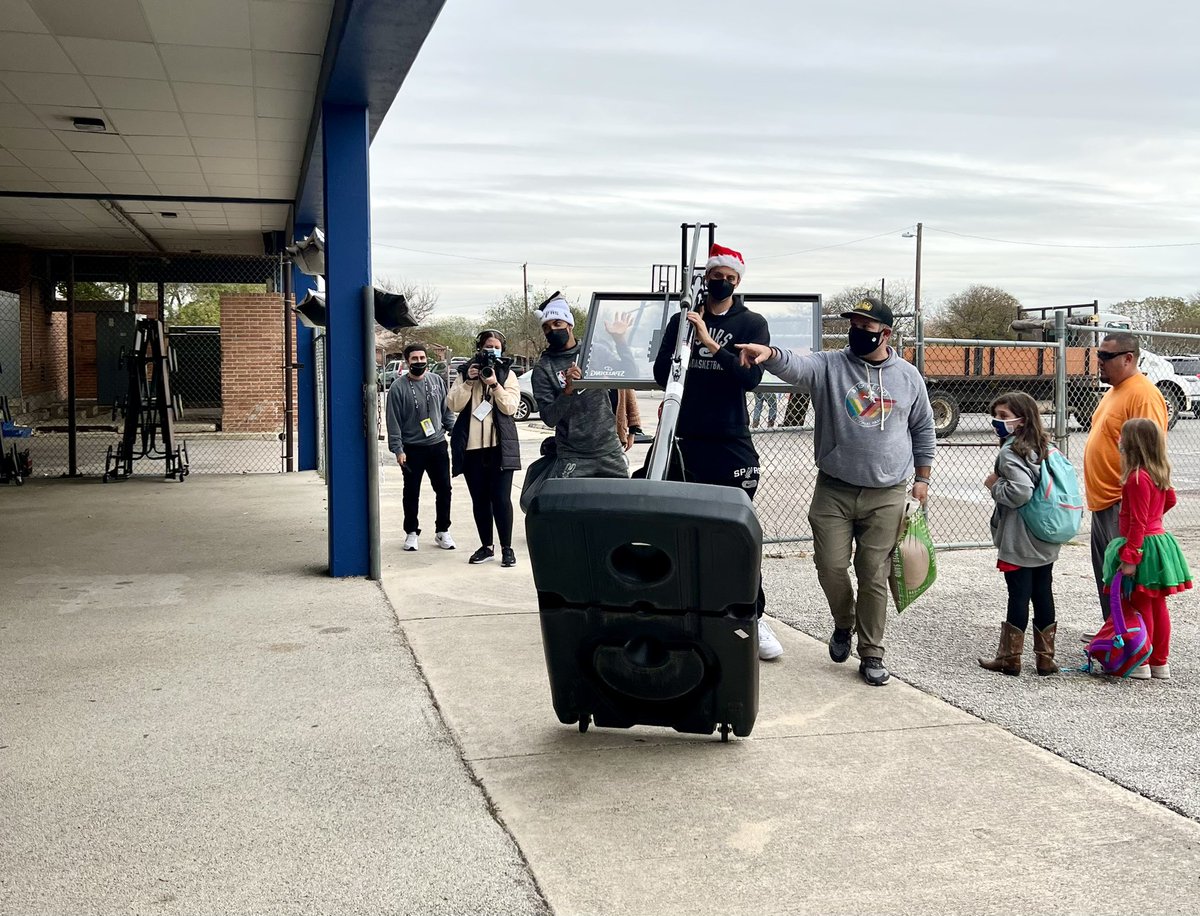 SSAISDArmstrong's tweet photo. We had an exciting Spurs Visit and 2 Hoop Donations for our campus. Our SA Youth students had a wonderful time shooting basketballs with the players. A special thanks to Ms. Lisa and Team.
Go Spurs! Go Astros! https://t.co/gXLRvho3vj