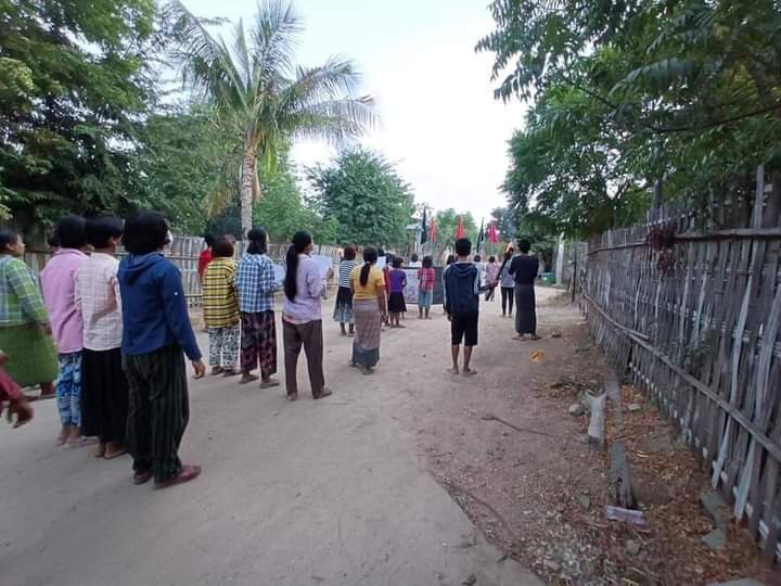 b3rry_y's tweet photo. "The hunter is not afraid of thorns"  
"We never kneel under military boots." chanted slogans by students unions from MaLeThar B.E.H.S marched to revolt against the military dictatorship.

#HelpPoliticalPrisoners #Dec14Coup
#WhatsHappeningInMyanmar https://t.co/iC7gpiRYPf