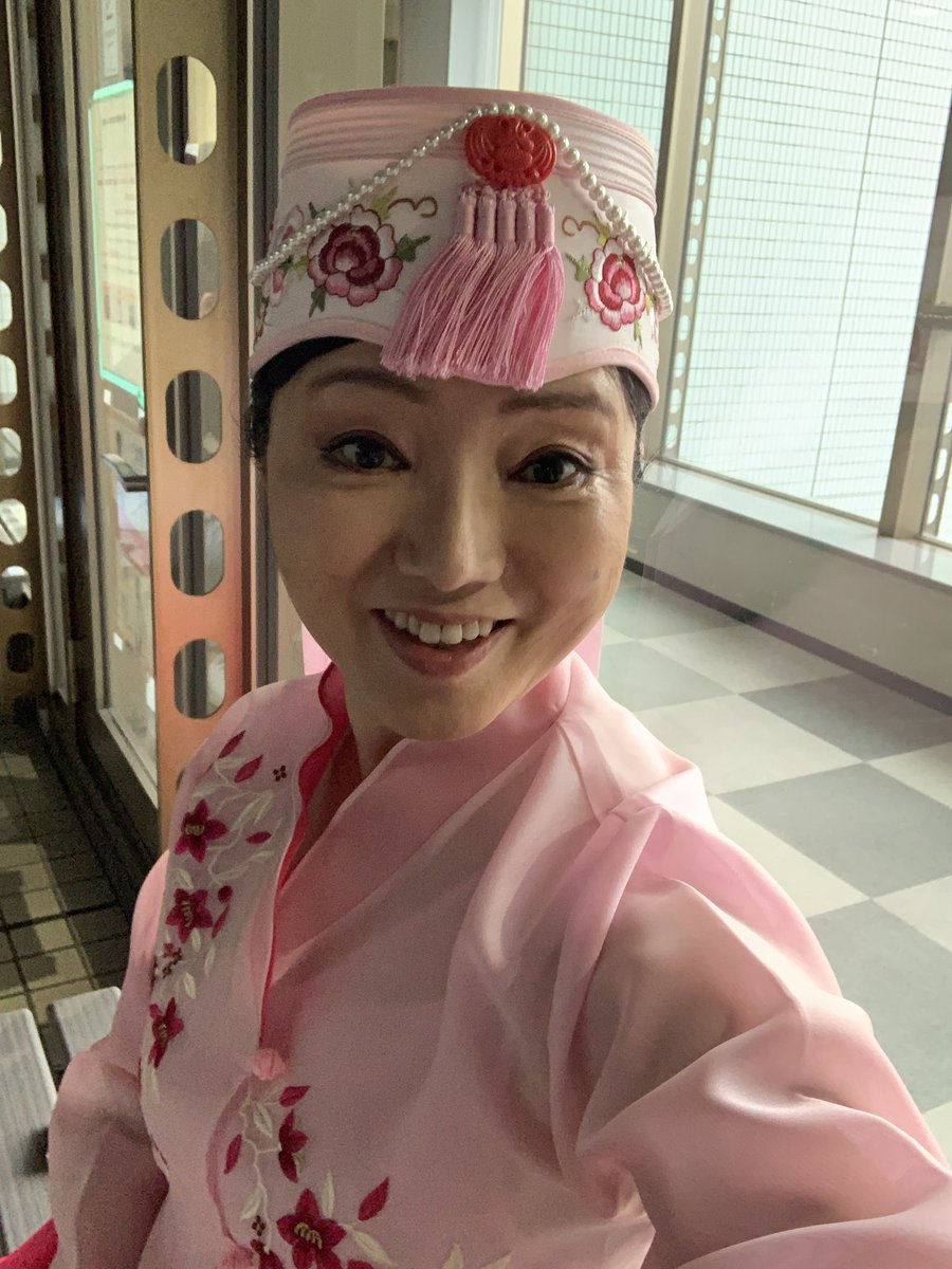 jinny_kim's tweet photo. TBS世界くらべてみたら、これから本番撮影！1月5日放送^_^外国人みんなすでにHAPPY NEW YEAR ムード^_^韓国語では
せへ　ぼ(く) まに　ばどぅせよ^_^새해 복 많이 받으세요 "新しい年福たくさんもらってください) https://t.co/PU68J55EQh