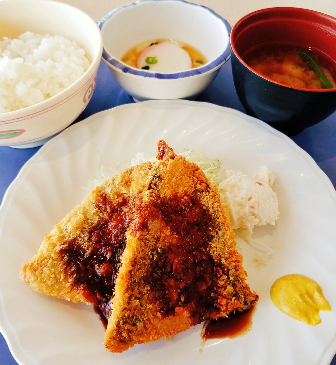 社食ランチ♪ 今日は、『アジフライ』です♪ 昼飯、夕飯の献立メニューに如何でしょうか。