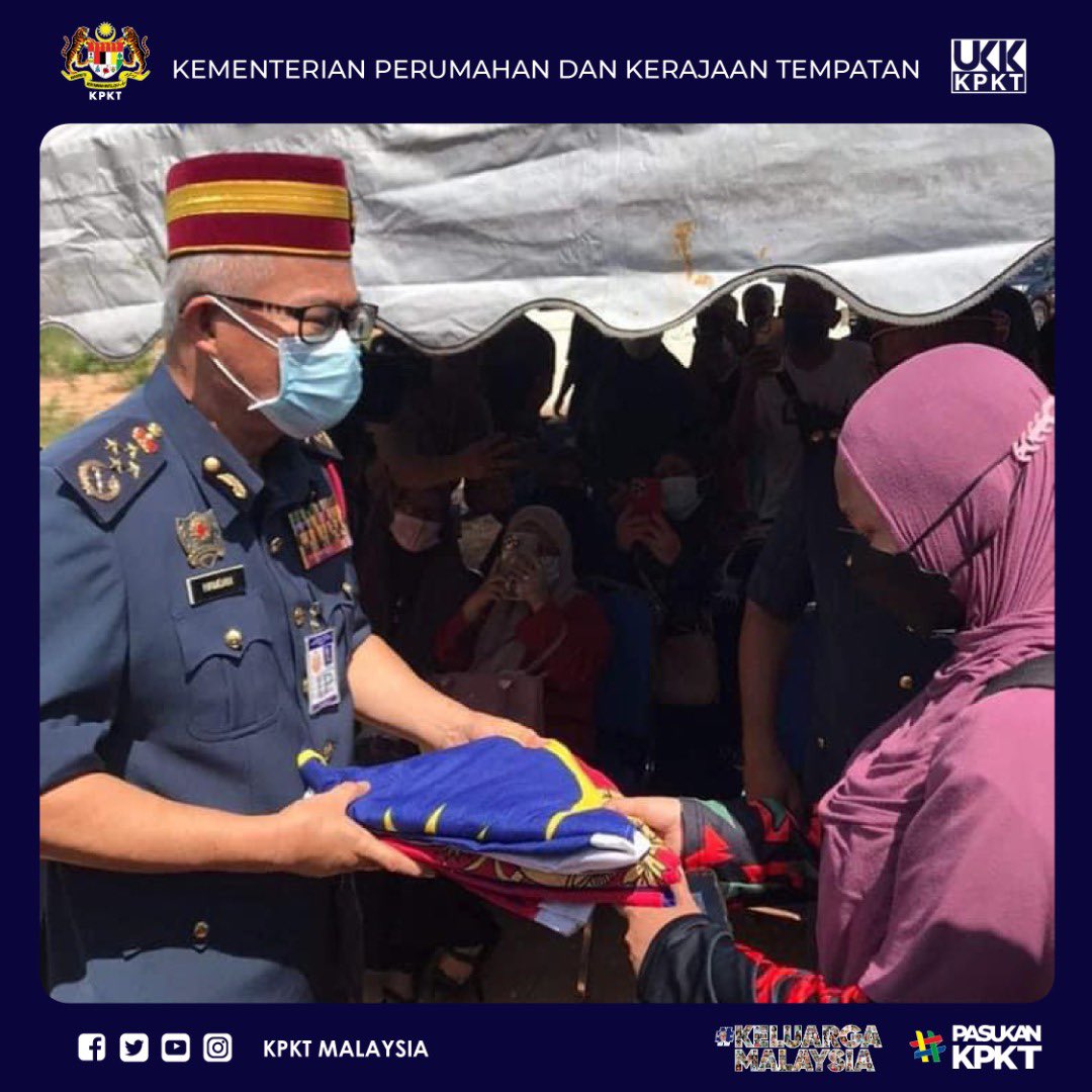 kpkt_gov's tweet photo. Majlis pengebumian Allahyarham PB Mohd Firdaus Bin Sulaiman berjalan dengan penuh hiba dan turut dihadiri oleh Ketua Pengarah JBPM, YAS Dato' Sri Mohammad Hamdan bin Hj. Wahid. 

#BombaWiraMerah
#PasukanKPKT https://t.co/6PxXhY9HtR