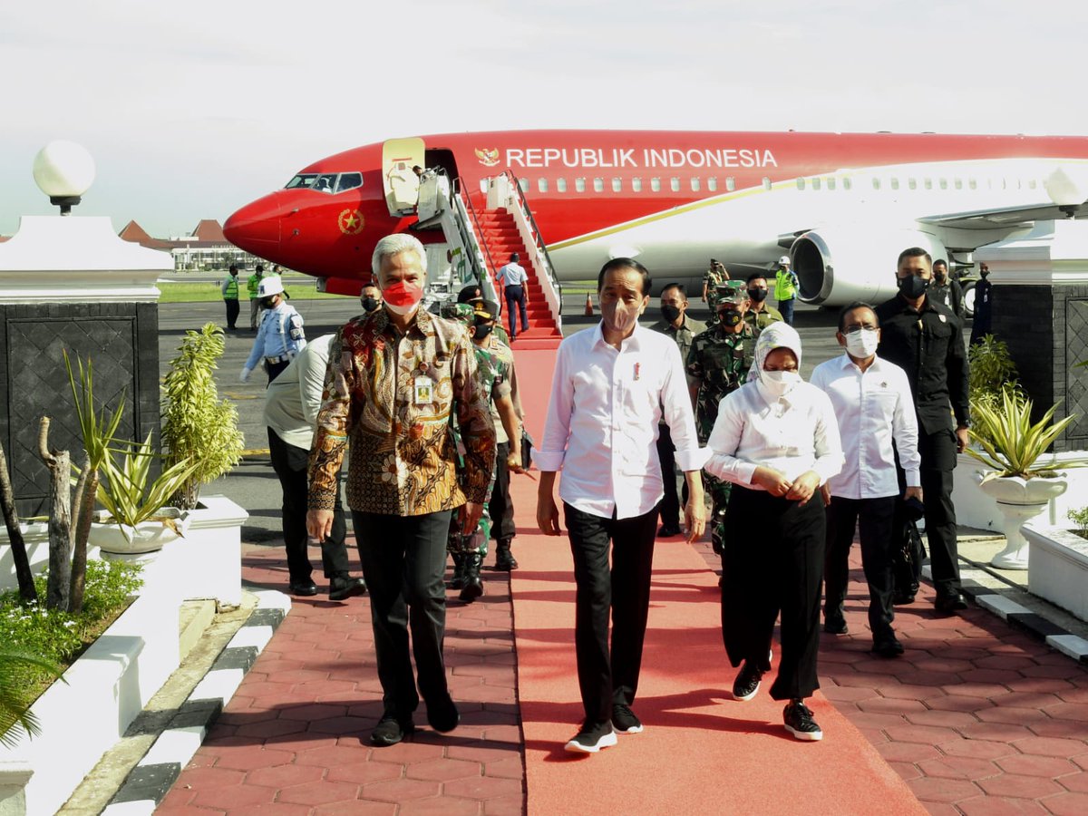 ganjarpranowo's tweet photo. Selamat datang di Jawa Tengah, Presiden @jokowi . Hari ini saya akan mendampingi beliau kerja di beberapa daerah. Semoga diberi kelancaran. https://t.co/wGh19xzPmk