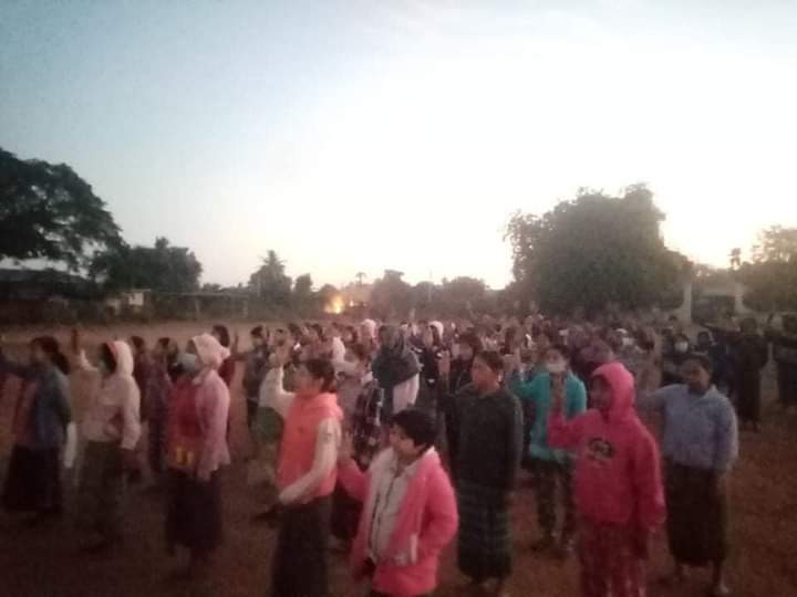 b3rry_y's tweet photo. In Yinmarpin,the protestors marching against military dictatorship at dawn.

#HelpPoliticalPrisoners #Dec14Coup
#WhatsHappeningInMyanmar https://t.co/3u3xfzvfdt