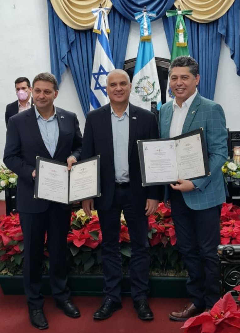 IsraelinGT's tweet image. El alcalde de la ciudad de #Modiin @BibasHaim y el alcalde de la ciudad de @AntiguaGT Víctor Hugo del Pozo, firmaron un acuerdo para el establecimiento de ciudades hermanas. Es otro paso para estrechar aún mas las relaciones entre 🇮🇱 y 🇬🇹.