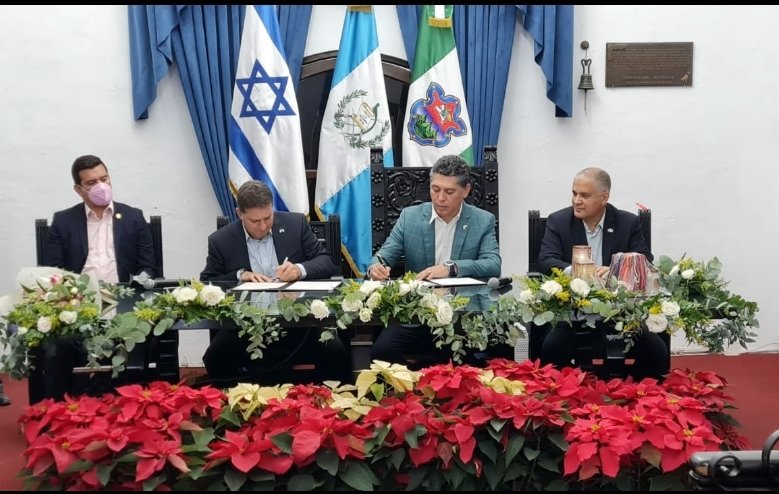 IsraelinGT's tweet image. El alcalde de la ciudad de #Modiin @BibasHaim y el alcalde de la ciudad de @AntiguaGT Víctor Hugo del Pozo, firmaron un acuerdo para el establecimiento de ciudades hermanas. Es otro paso para estrechar aún mas las relaciones entre 🇮🇱 y 🇬🇹.