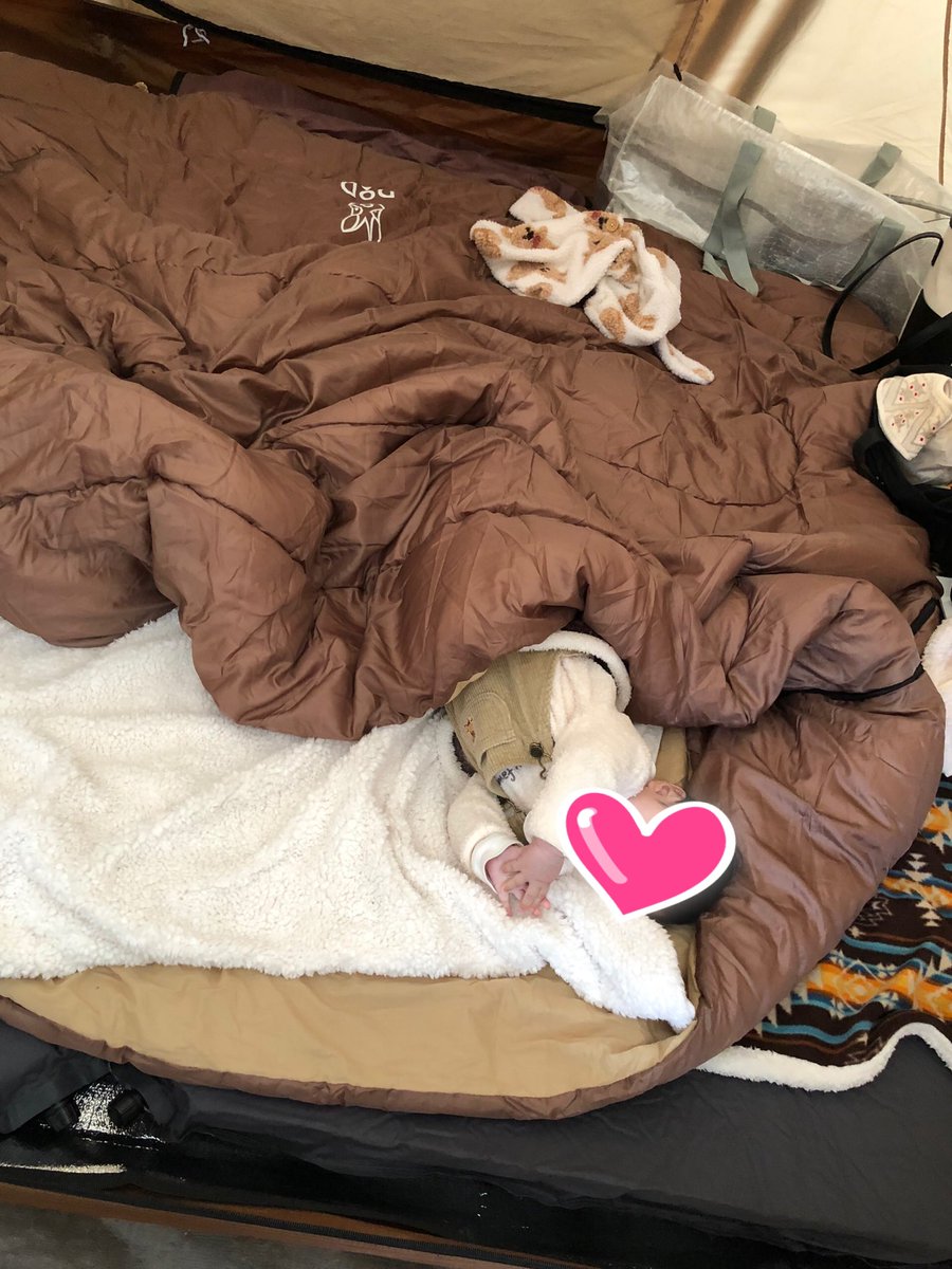 a_chan356camp's tweet photo. #DODジャンボ 
念願のカマボコテントでお座敷キャンプができました🐰🏕娘が0歳なのでカマボコテントでは思う存分動き回れてキャッキャしてます👶💓冬キャンも楽しみ⛄️❄️ https://t.co/HSX49rxuR2