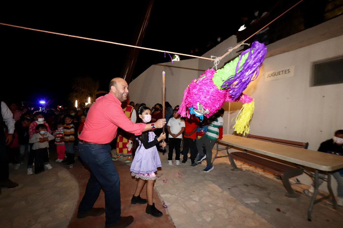 rigofuentes's tweet photo. Compartiendo y conviviendo con mis hermanos de clase de la Comunidad Mazahua, disfrutamos una noche de #Posada con piñatas, dulces, tamalitos y regalos. 
¡Nos la pasamos de lujo! https://t.co/nf330Kl1Dc
