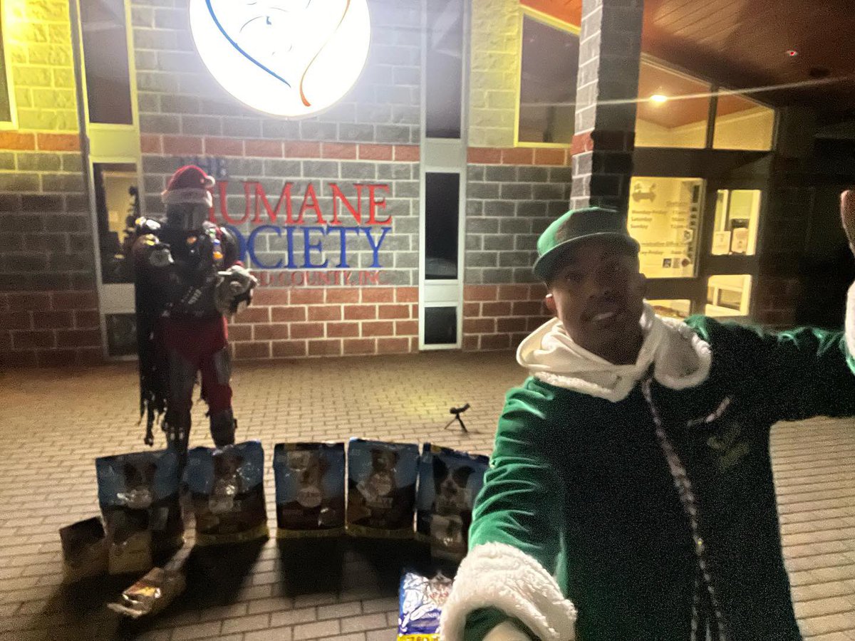 iamrodneysmith's tweet photo. We made a stop at the  Humane Society in Harford County, MD and dropped off cat &amp; dog food to them. Have a Merry woof, meow Christmas . https://t.co/V2nEviy6AG