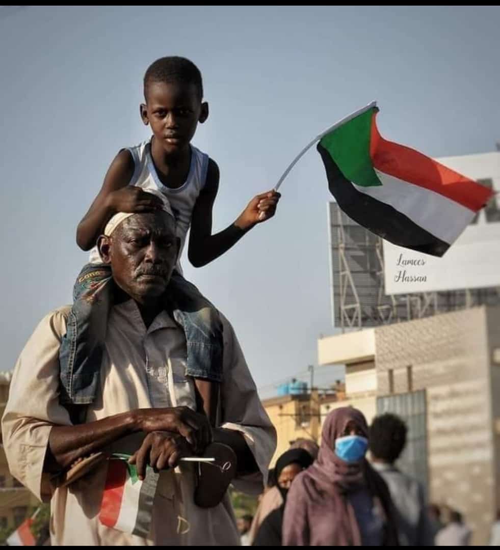 Newsudan99's tweet photo. مع احترامي لكل الكنداكات ... لكن الصورة دي  معبرة شديدة وتستاهل تكون افضل صورة لكل المليونيات السابقة
#مليونية13ديسمبر https://t.co/evKd8IqTrV