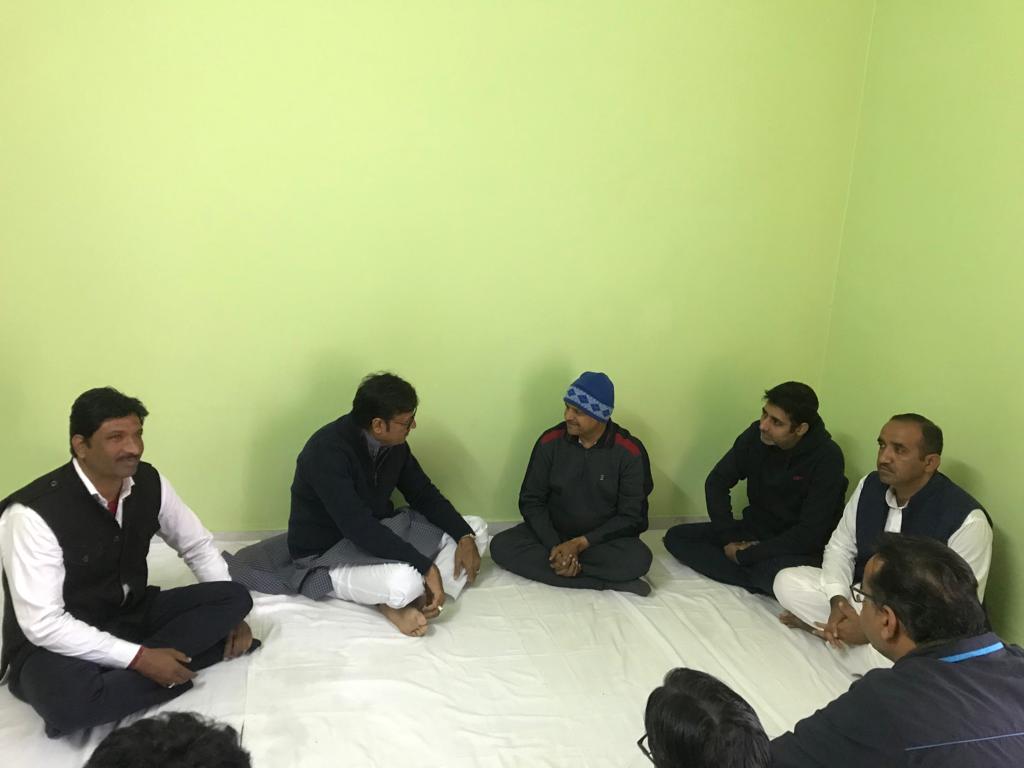 Rajendra4BJP's tweet photo. भारत विकास परिषद के संगठन मंत्री श्री विक्रांत खण्डेलवाल जी की माताजी के निधन पर उनके चूरू स्थित आवास पहुंचकर स्वर्गीय माताजी को श्रद्धांजलि अर्पित की एवं शोकाकुल परिजनों को दुःख की कठिन घड़ी में ढांढस बंधाया। ईश्वर दिवंगत आत्मा को श्रीचरणों में स्थान दें।
।।ॐ शांति।।
#Churu https://t.co/RnUUfD31VJ