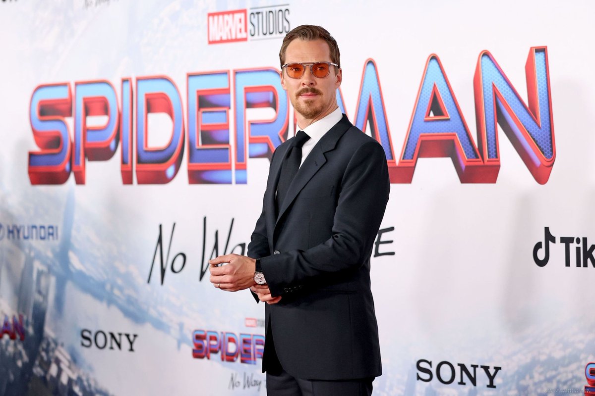 cumberbatchcom's tweet photo. [GALLERY UPDATE] First look of Benedict Cumberbatch attending the 'Spider-Man: No Way Home' L.A premiere: https://t.co/9JmLMWBVpr https://t.co/wwT5OVySce
