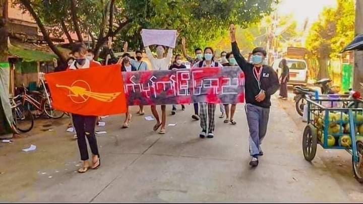 b3rry_y's tweet photo. "Revolt in Rural Areas""Noise in Urban Areas" Despite the amid arrests, Yangon students unions and protestors came out for Democracy and Justice !!

#HelpPoliticalPrisoners #Dec14Coup
#WhatsHappeningInMyanmar https://t.co/UmivBwzoDC