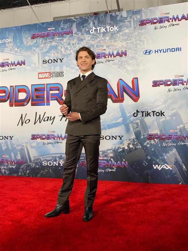 SpiderManMovie's tweet photo. Proving he looks good in any kind of suit, @TomHolland1996 is here at the #SpiderManNoWayHome Premiere! 🕷 🎉 https://t.co/2zUSLEJSkn