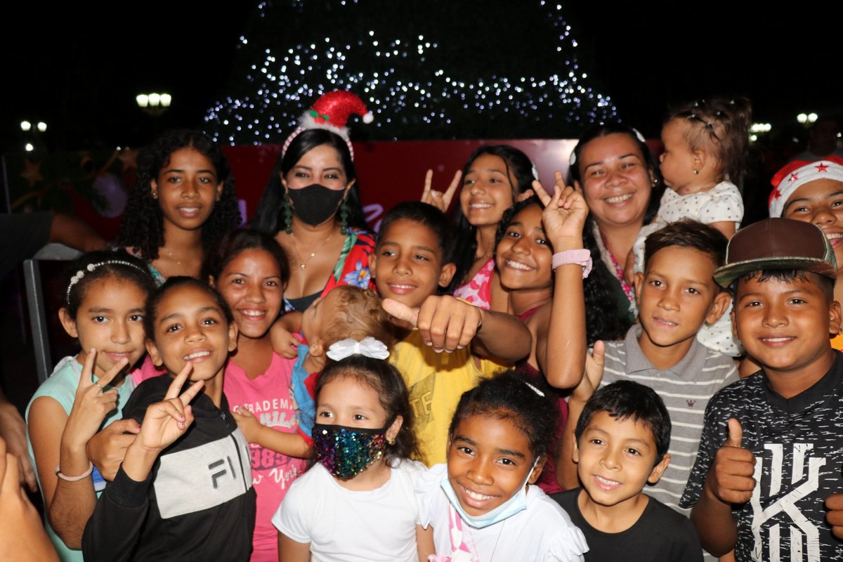 johanitakenpo's tweet photo. #14Dic Compartir esta bonita noche con mi gente de Santiago Mariño es una gran alegría y motivación para seguir adelante, trabajando sin descanso por el futuro. Este regalo es para todos y todas. ¡Huele a navidad! #YoMeVacuno https://t.co/edc1DSr7As