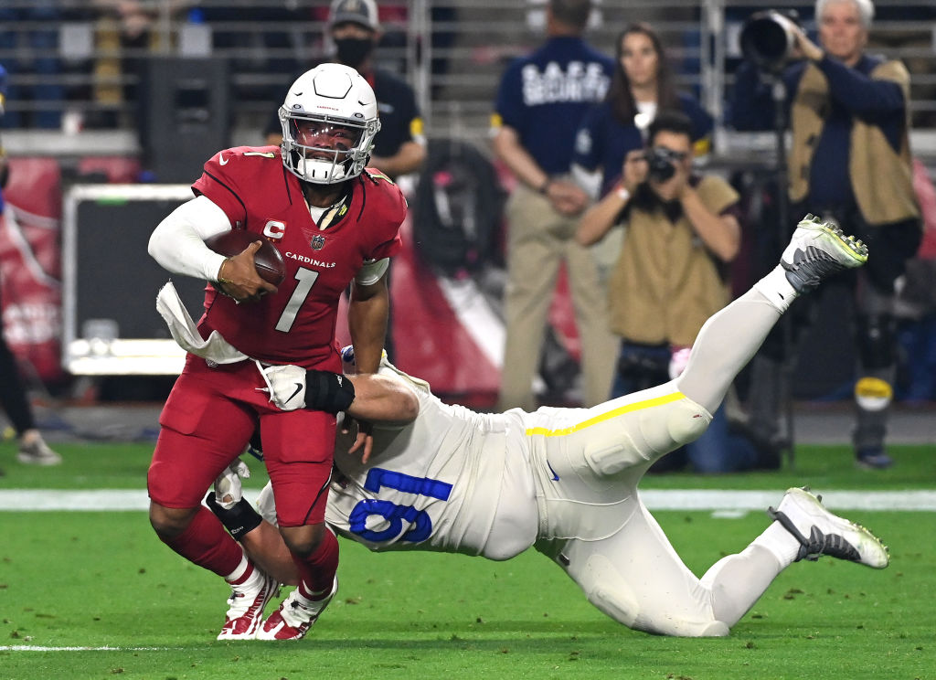 ESPNInsights's tweet photo. Kyler Murray finished with 444 passing + rush yards, the most he's ever had in a game.

That said, he also had 0 pass TD and 0 rush TD.

That's the most in a game with no touchdowns since... Matthew Stafford had 445 in 2012.

#MNFStats https://t.co/DDhLAhSFhZ