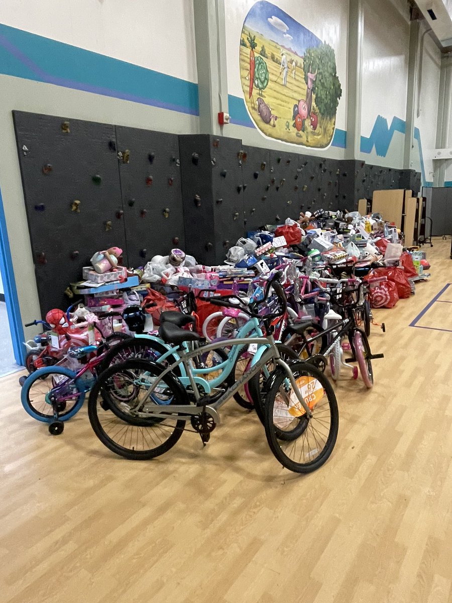 seepingreefly's tweet photo. How it started vs. HOW IT FINISHED. Humbled and proud to see this amazing community come together to crush a toy drive for @PositivePlace. So thankful to call Reno home. #giftofgiving #spiritoftheseason #homemeansNevada @CityofReno @cityofsparks @washoecounty https://t.co/b68LwFA86N