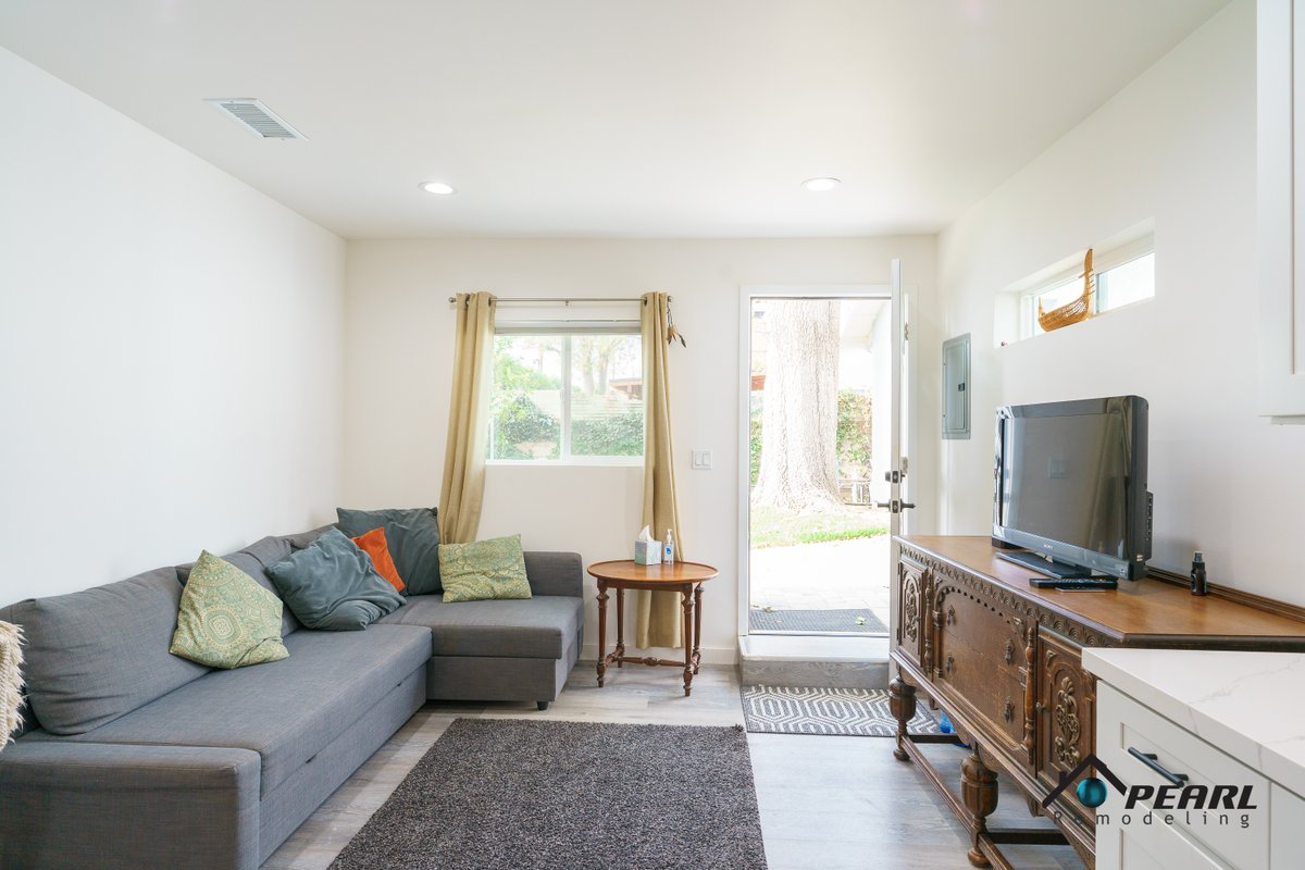 pearlremodeling's tweet image. Who says ADUs are too tiny? 🏡 This ADU has everything you need, just like a house! This ADU has 2 bedrooms, a bathroom, laundry section, kitchenette, living room, and closet. #tinyhome #tinyhomeliving #tinyhomedesign #adu #tinyhomeideas #smallhome #pearlremodeling #socal