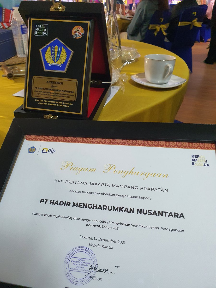 rizarwi's tweet photo. Hai @DitjenPajakRI . Terima kasih awardnya! 

Cuma mau tanya nih, di kantor DJP udah pada pakai HMNS belum? ;) https://t.co/KbDrXTChCM
