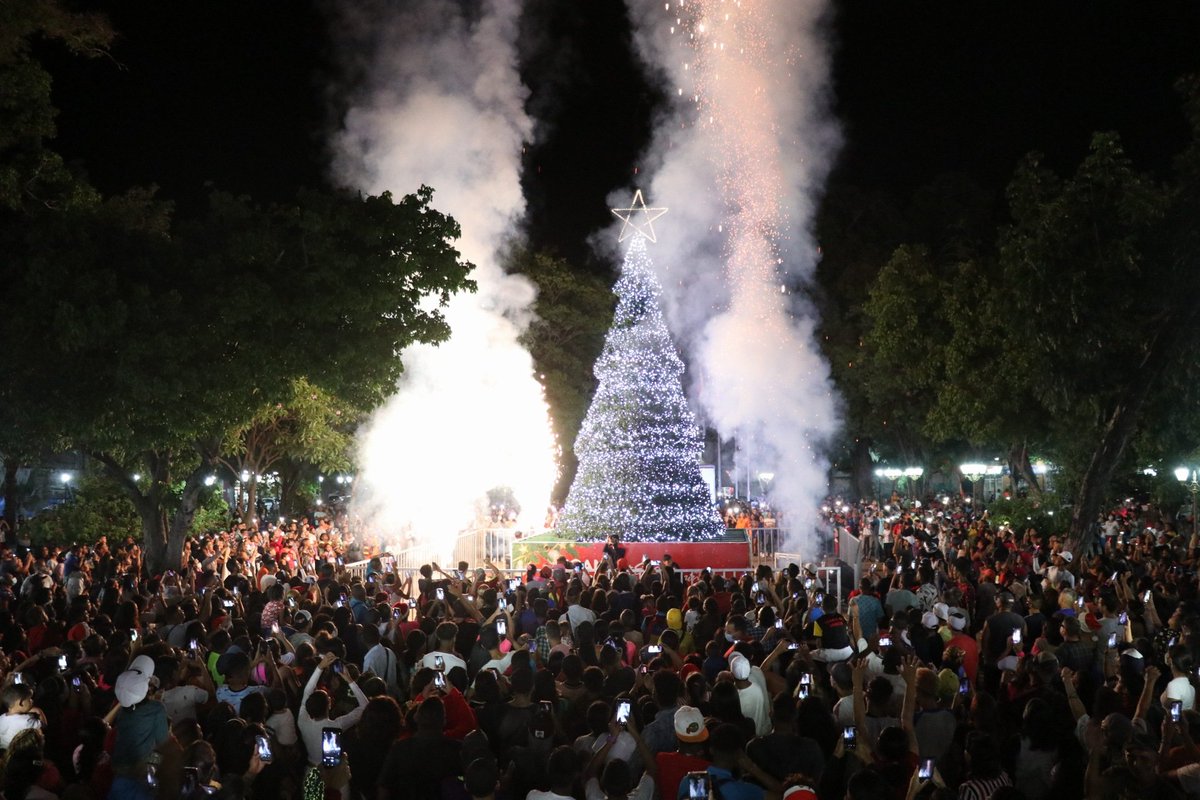 johanitakenpo's tweet photo. #14Dic Al ritmo de la Gaita encendimos el árbol de navidad en nuestra hermosa plaza Santiago Mariño para que nuestro pueblo disfrute de este ambiente durante la época decembrina. Una vez más, envío mis buenos deseos en esta navidad a las familias mariñenses #YoMeVacuno https://t.co/Pg42cLcfyL