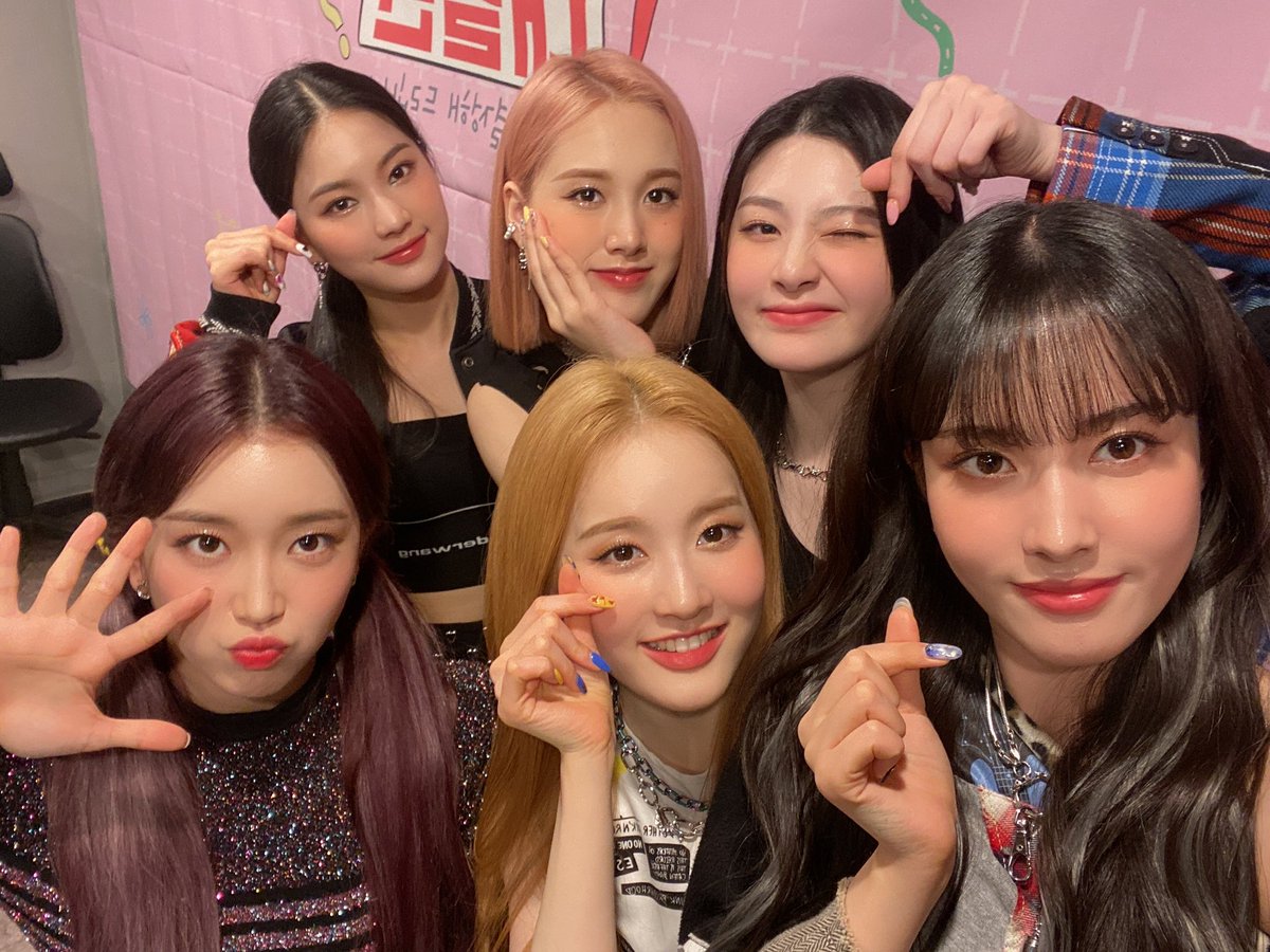we4stayc's tweet photo. ― cite com a sua bias wrecker https://t.co/SAkzSumoyS