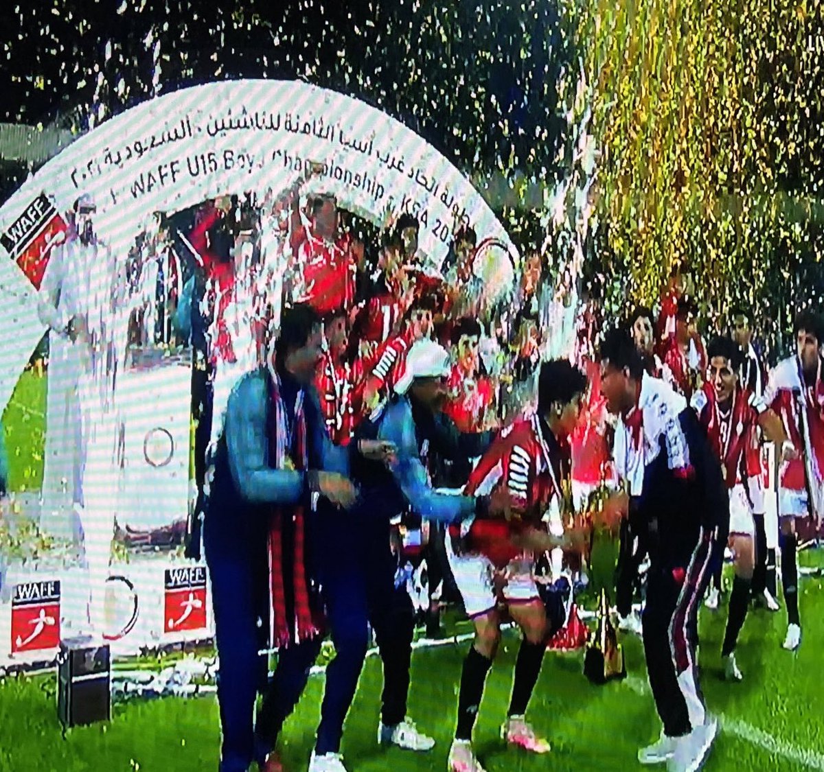 derradjihafid's tweet photo. ألف مبروك للمنتخب اليمني للشباب تتويجه بأول بطولة إقليمية في تاريخ اليمن في لقاء نهائي جرى في مدينة الدمام حضره 20 ألف متفرج، خرج بعده اليمنيون إلى الشوارع يعبرون عن سعادتهم بالتتويج ببطولة غرب أسيا.
لو كانت اليمن مستقرة لفازت بكأس العرب والخليج وأسيا بالنظر المواهب التي تزخر بها https://t.co/uJcD4LpIiT