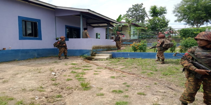 Phu_twt_mm's tweet photo. Since this morning, terrorist junta troops riaded to LayKayKaw town, Myawaddy tsp, Kayin State under KNU controlled area and unjustly abducted to more than 10 civilians incl a member of parliament &amp; a doctor.
#HelpPoliticalPrisoners
#Dec14Coup  
#WhatsHappeningInMyanmar https://t.co/1UVQdJfcAM