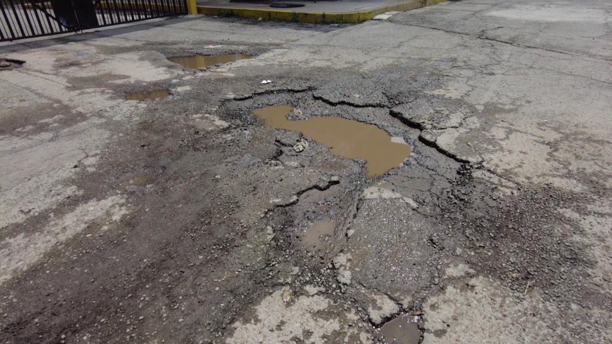 marlonlic's tweet photo. Si tu calle está en ruinas, si no tienes policías en tu colonia y si tus parques y canchas están abandonados son por culpa de estos dos personajes. #Eslava #JuanCarlosSilvaAdaya 
No alcanza para darle servicios a la gente de #Coacalco por qué se le está mandando moche @TEPJF_TOL https://t.co/QKdQhXuXlF