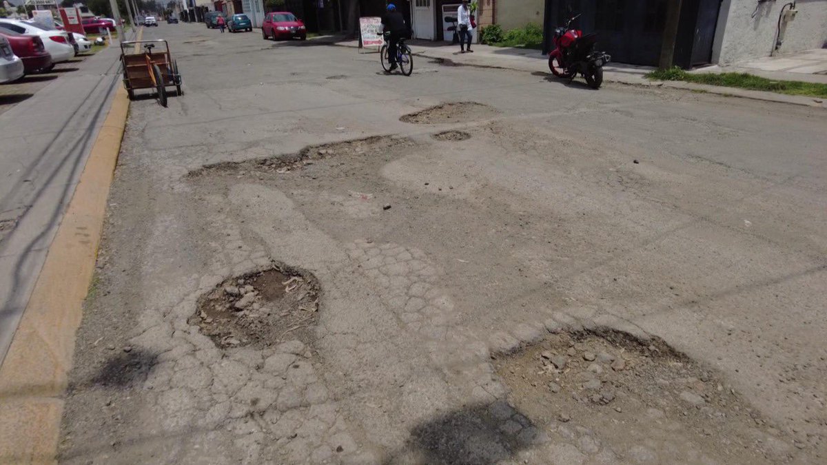 marlonlic's tweet photo. Si tu calle está en ruinas, si no tienes policías en tu colonia y si tus parques y canchas están abandonados son por culpa de estos dos personajes. #Eslava #JuanCarlosSilvaAdaya 
No alcanza para darle servicios a la gente de #Coacalco por qué se le está mandando moche @TEPJF_TOL https://t.co/QKdQhXuXlF