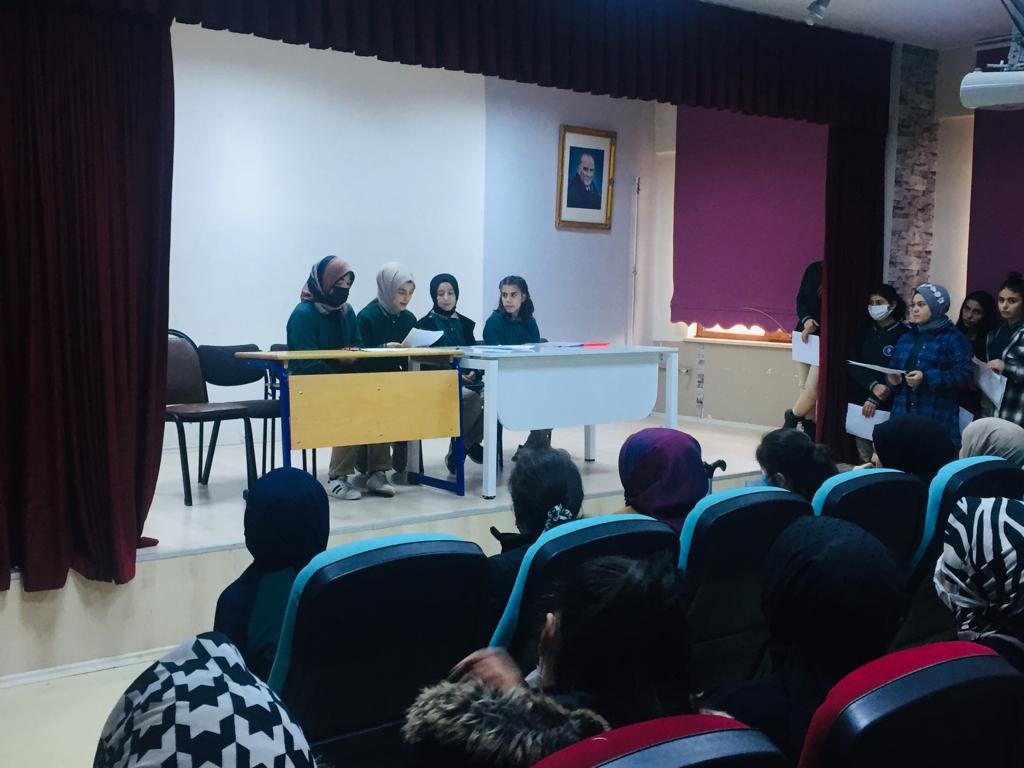 Erbap faaliyetleri kapsamında Edebiyat Öğretmenimiz tarafından gerçekleştirilen kitap okuma akademisinden kareler...