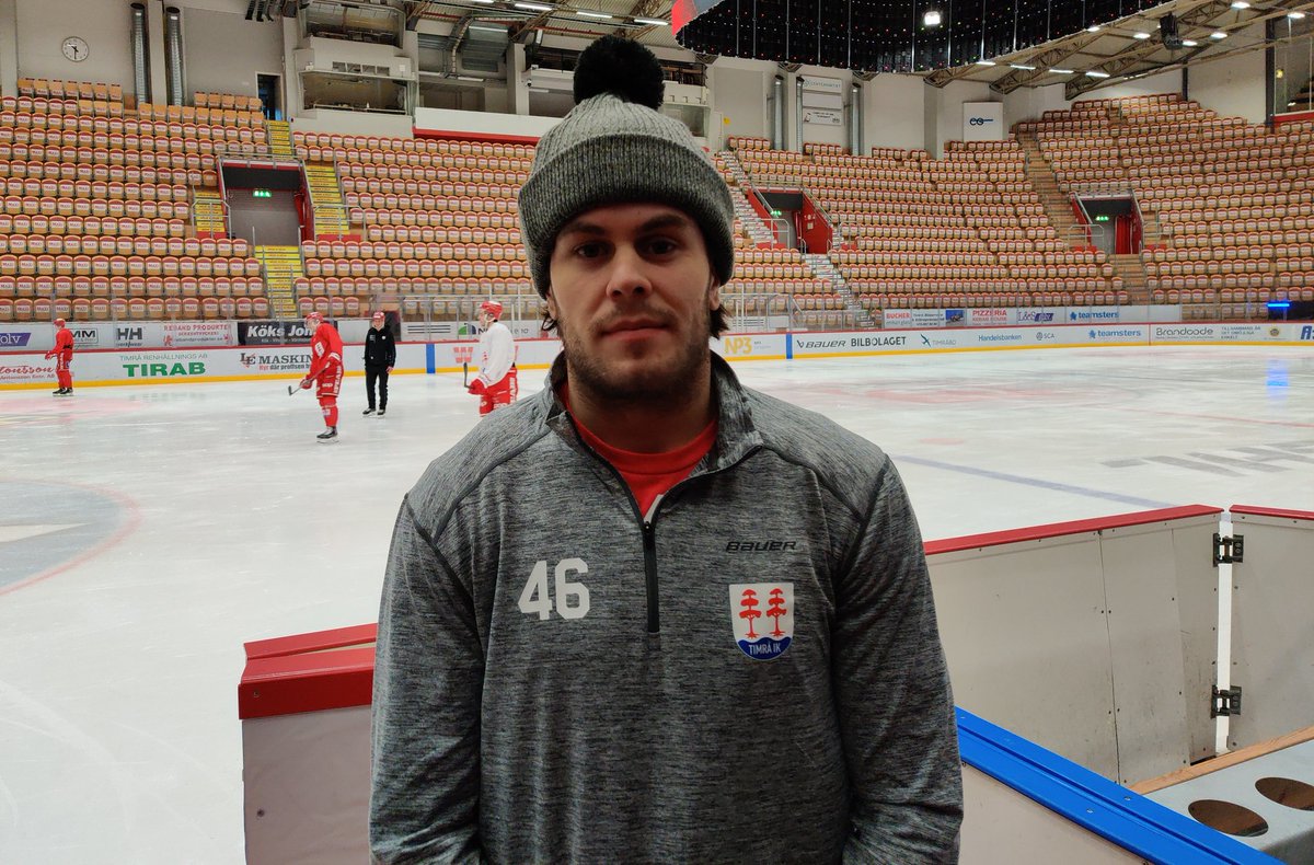 HockeynewsSe's tweet photo. Pontus Åberg är på plats i Timrå hos sitt nya lag, ett lag som under tisdagen pressade sig fysiskt i bland annat skridskotester. Längre snack med forwarden under eftermiddagen på https://t.co/sVdfi8WNrF #timraik #shl https://t.co/fdRQPfcxjz